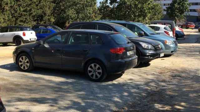 Un descampado en Barcelona con coches aparcados / PABLO ALEGRE