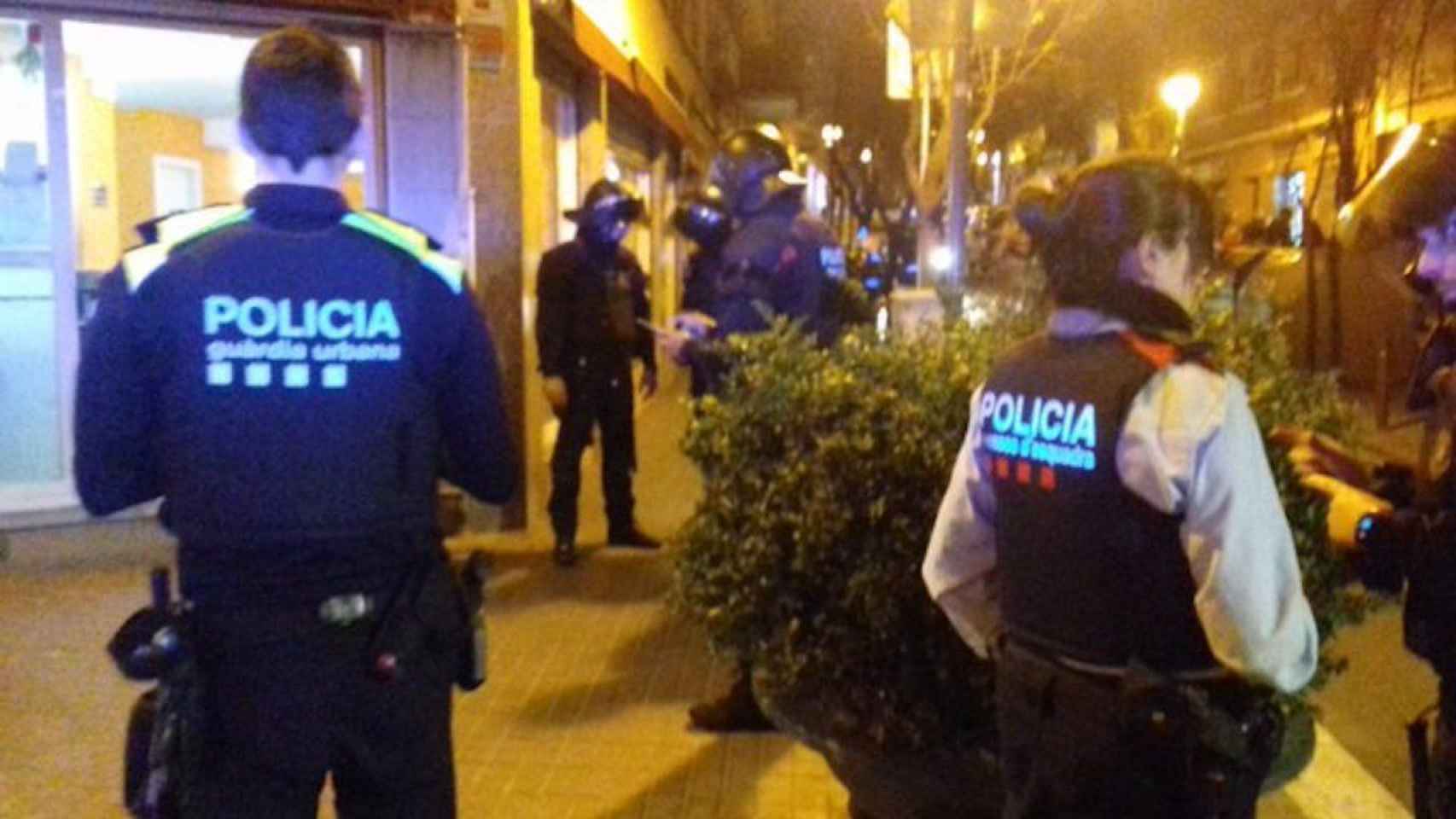 Agentes de los Mossos y Guardia Urbana, en Trinitat Vella / MOSSOS