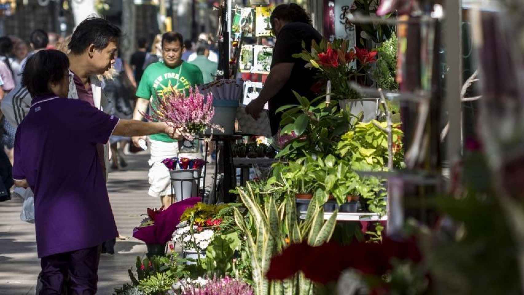 Turistas en una floristería de la Rambla / ARCHIVO HUGO FERNÁNDEZ