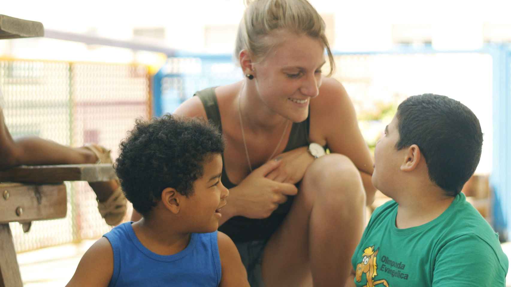 Una monitora junto con dos niños del Casal dels Infants / CASAL DELS INFANTS