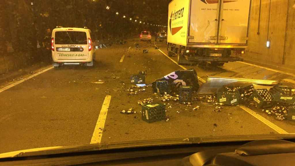 Camión accidentado en la Ronda de Dalt con las botellas de vidrio por el suelo / @FRH1980