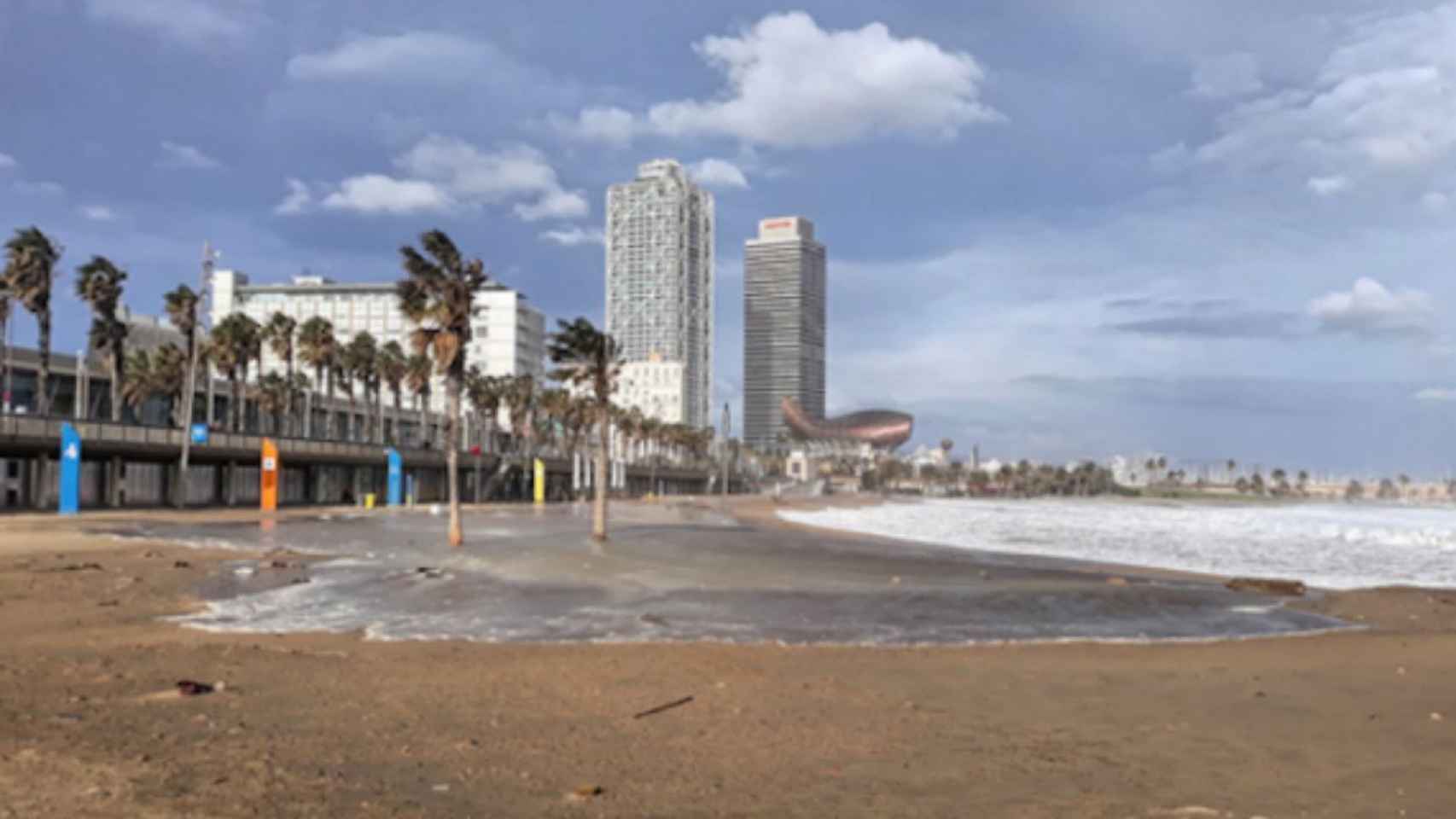 Playa del Somorrostro tras el temporal Gloria, donde podría alojarse un proyectil / DIEGO LÁZARO