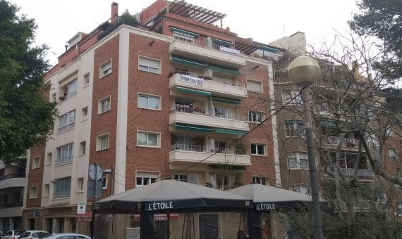 Una pancarta contra el tanatorio en la plaza de Ferran Casablancas / JORDI SUBIRANA