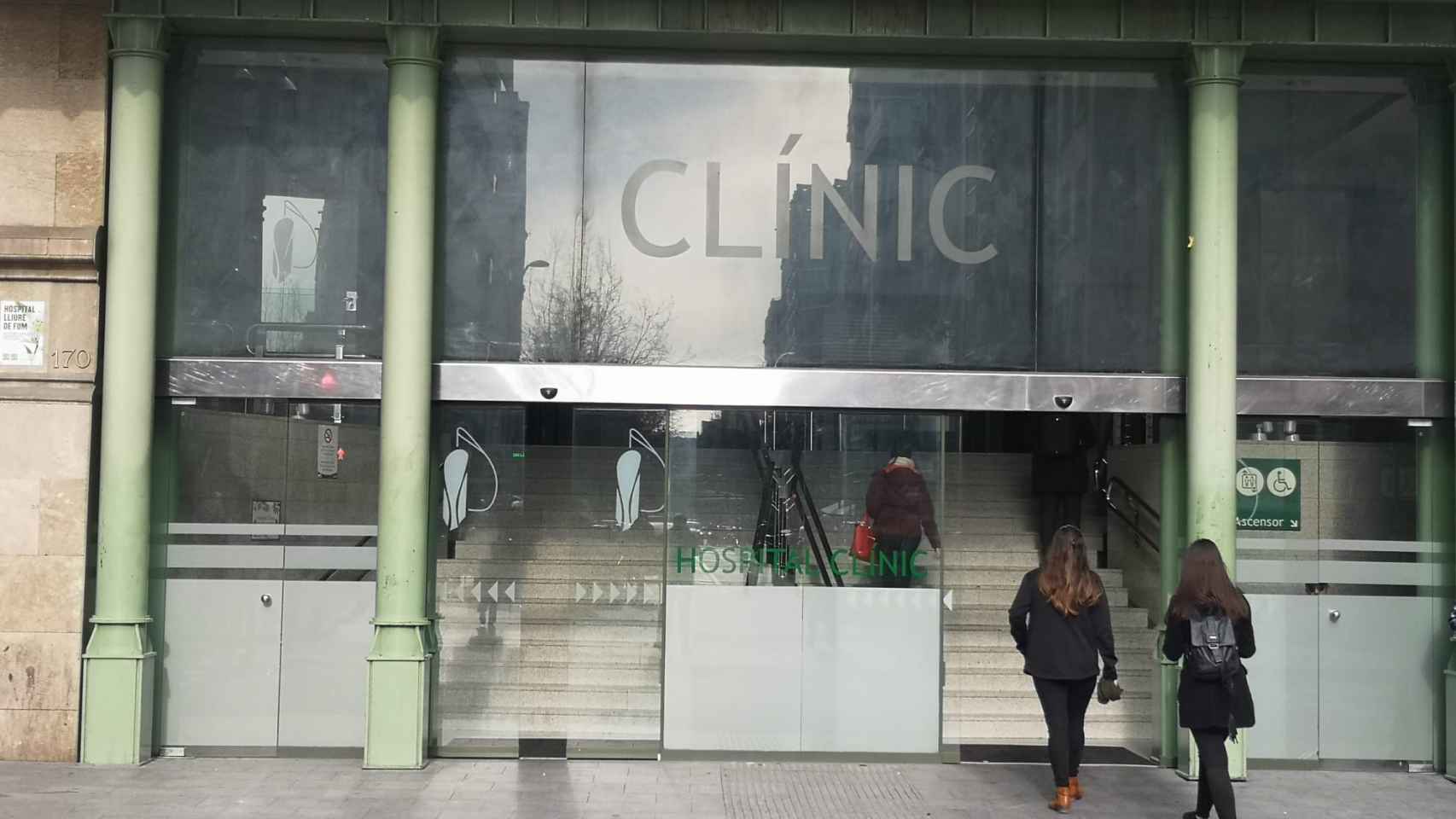 Entrada del Hospital Clínic de Barcelona en el que se encuentran 170 afectados por coronavirus / GA