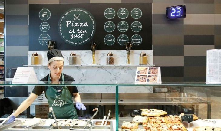 Interior de un mercaurante en Barcelona con una empleada trabajando