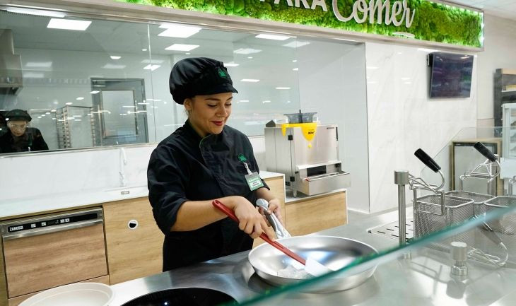 Una cocinera de Mercadona trabajando en el mercaurante