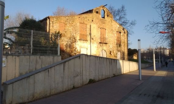 Can Valent, en Nou Barris, junto al que se construirá una funeraria / JORDI SUBIRANA