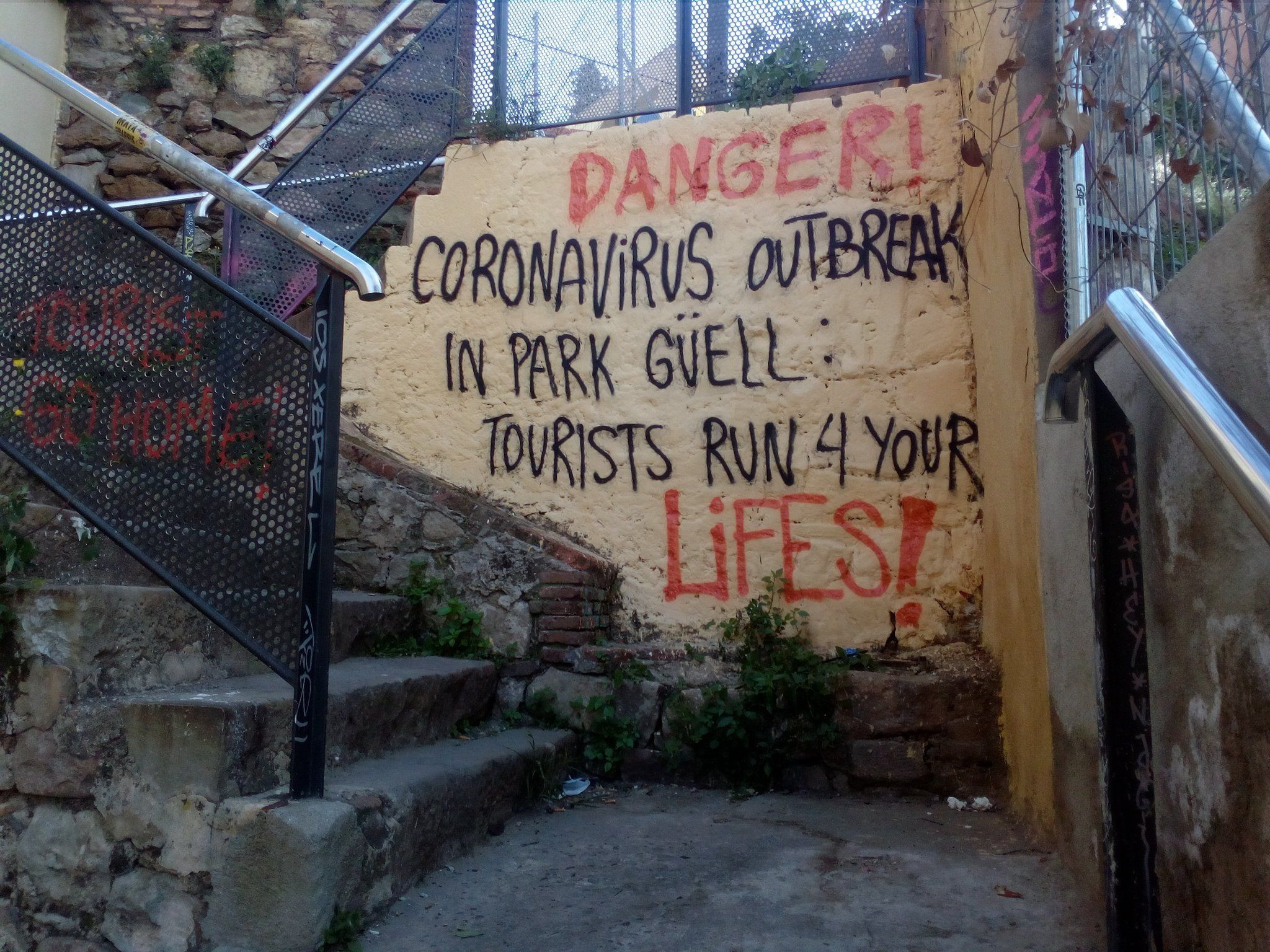 Pintada del coronavirus contra los turistas del Park Güell / @LEscorpiMetxa