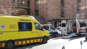 Ambulancias en una de las puertas del Hospital Clínic / JORDI SUBIRANA