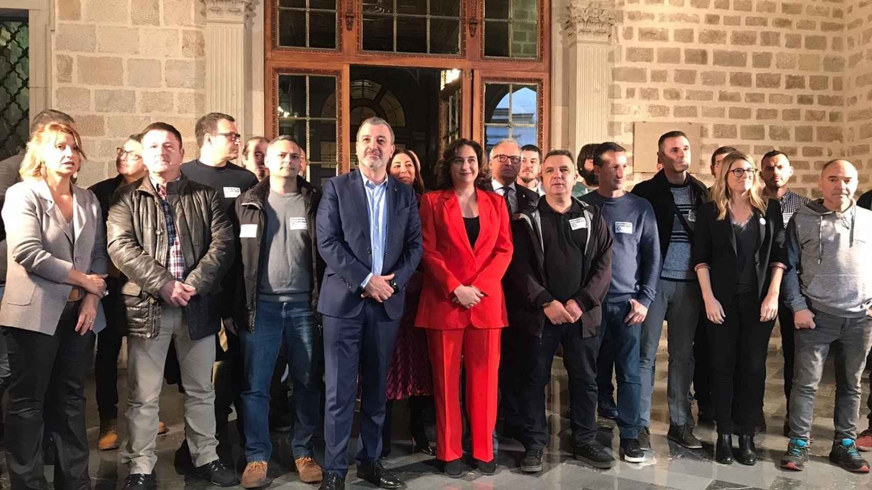 Colau y Collboni presentan la declaración institucional en apoyo a los trabajadores de la planta de Nissan de la Zona Franca junto a miembros del Comité de Empresa y del