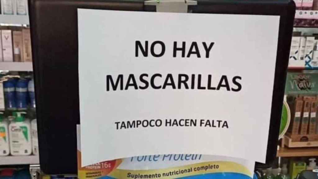 Cartel de no hay mascarillas en el exterior de una farmacia