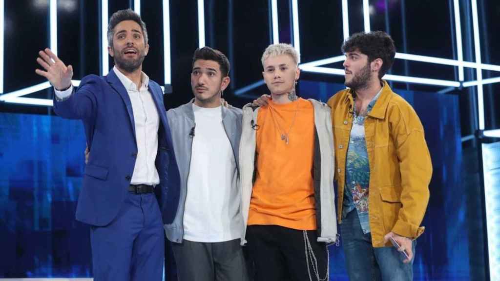 Roberto Leal, presentador de Operación Triunfo y Bruno, Hugo y Rafa, concursantes del programa en la gala 6 / RTVE