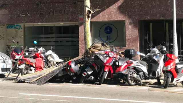 Motos en la calle con la barandilla encima de ellas