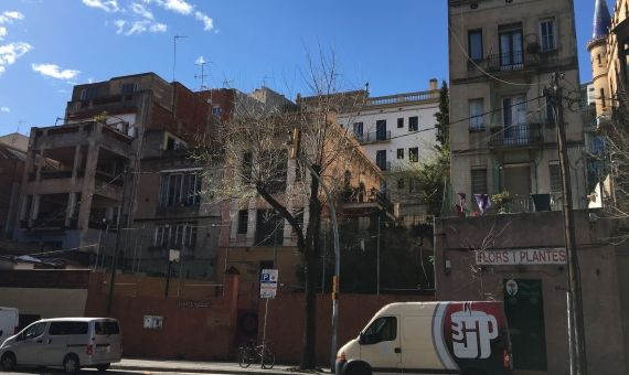 Viviendas okupadas en la avenida de Vallcarca / RP