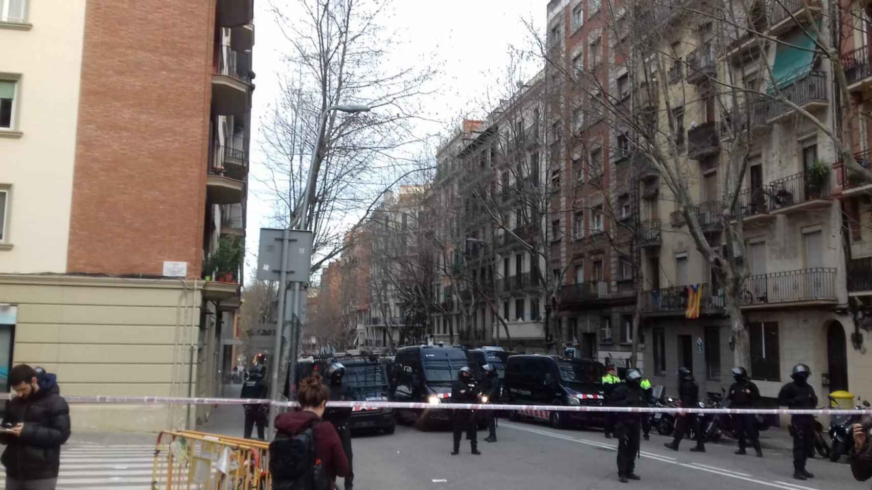 Gran despliegue policial por el desahucio del edificio Llavors del Poble-sec / TWITTER @Habitatge_HG
