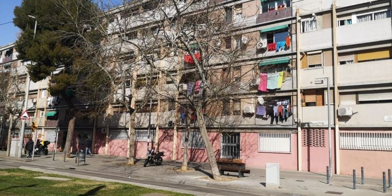 Bloque de viviendas en el barrio del Besòs i Maresme de Barcelona / GUILLEM ANDRÉS