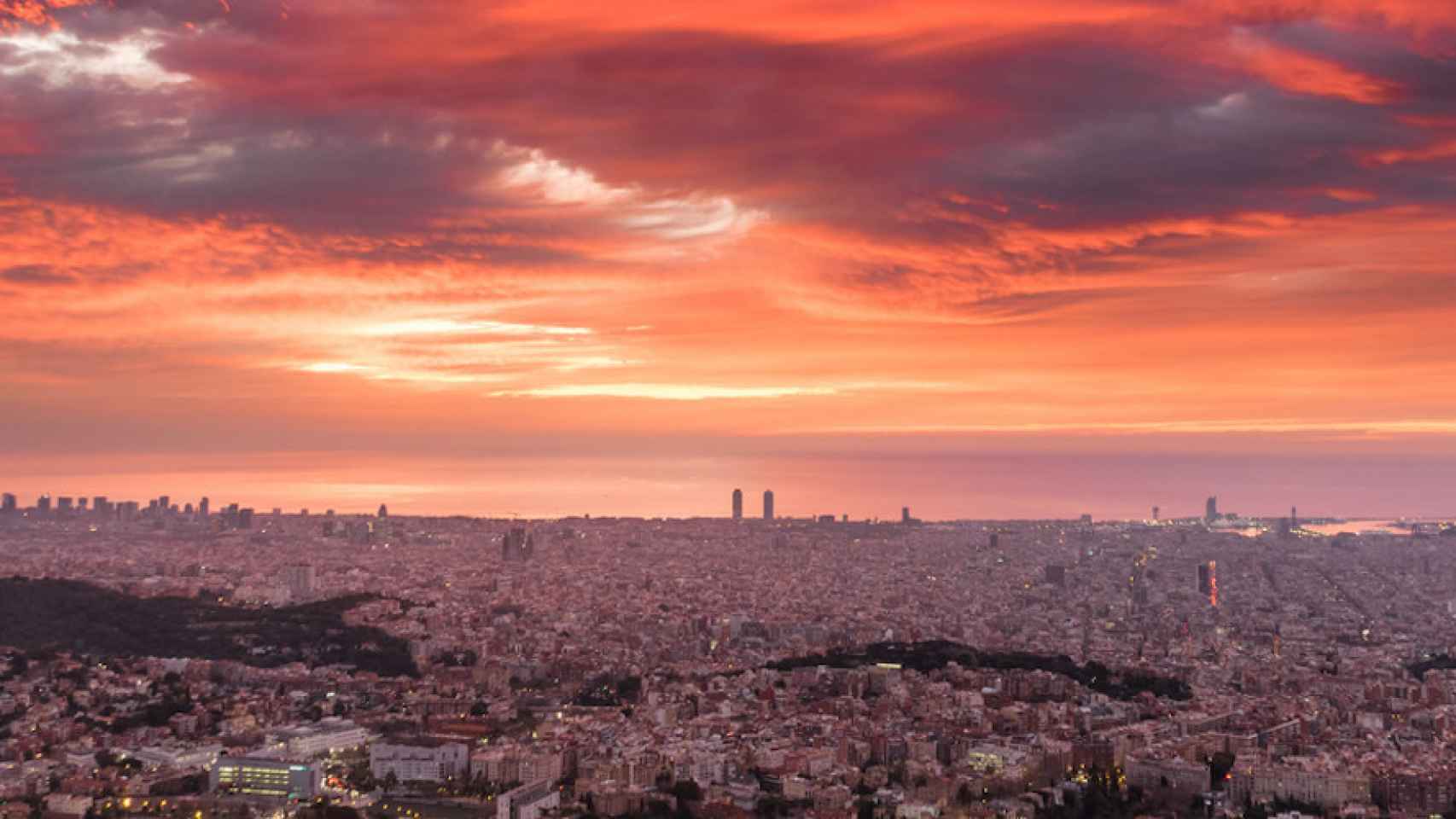 Amanecer en Barcelona desde el Observatori Fabra / ALFONS PUERTAS