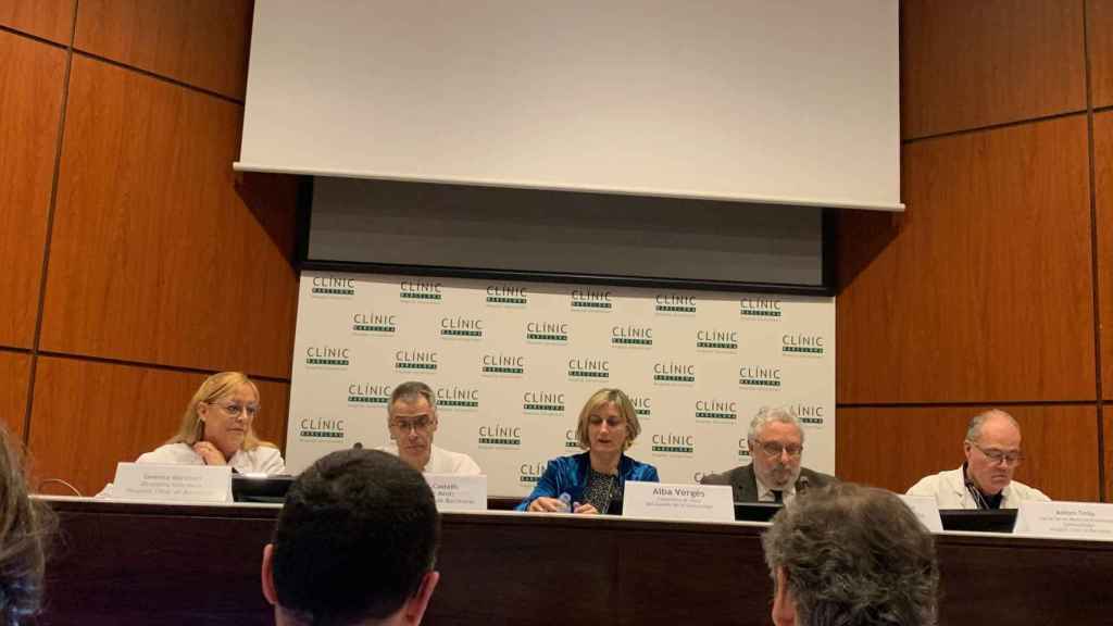 Gemma Martínez, Antoni Castells, Alba Vergés, Joan Guix y Antoni Trilla en la rueda de prensa sobre el coronavirus en Cataluña en el Clínic / V.M.