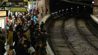 Agresión en el metro de Barcelona: dos hombres golpean a un agente de la Guardia Urbana tras causar un alboroto