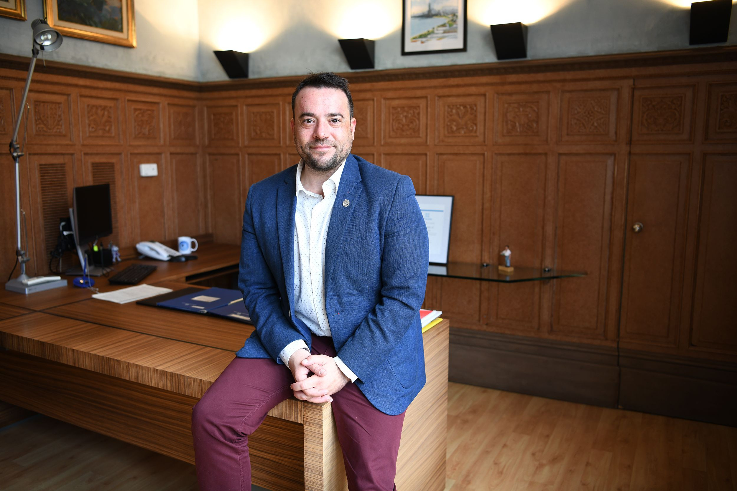 Álex Pastor, alcalde de Badalona, posa en el Ayuntamiento / LENA PRIETO