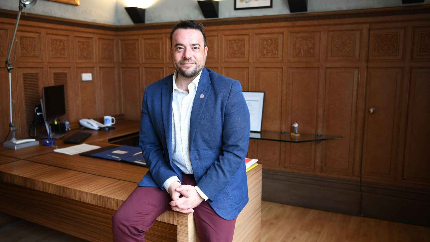 Álex Pastor posa en su despacho en el Ayuntamiento de Badalona / LENA PRIETO