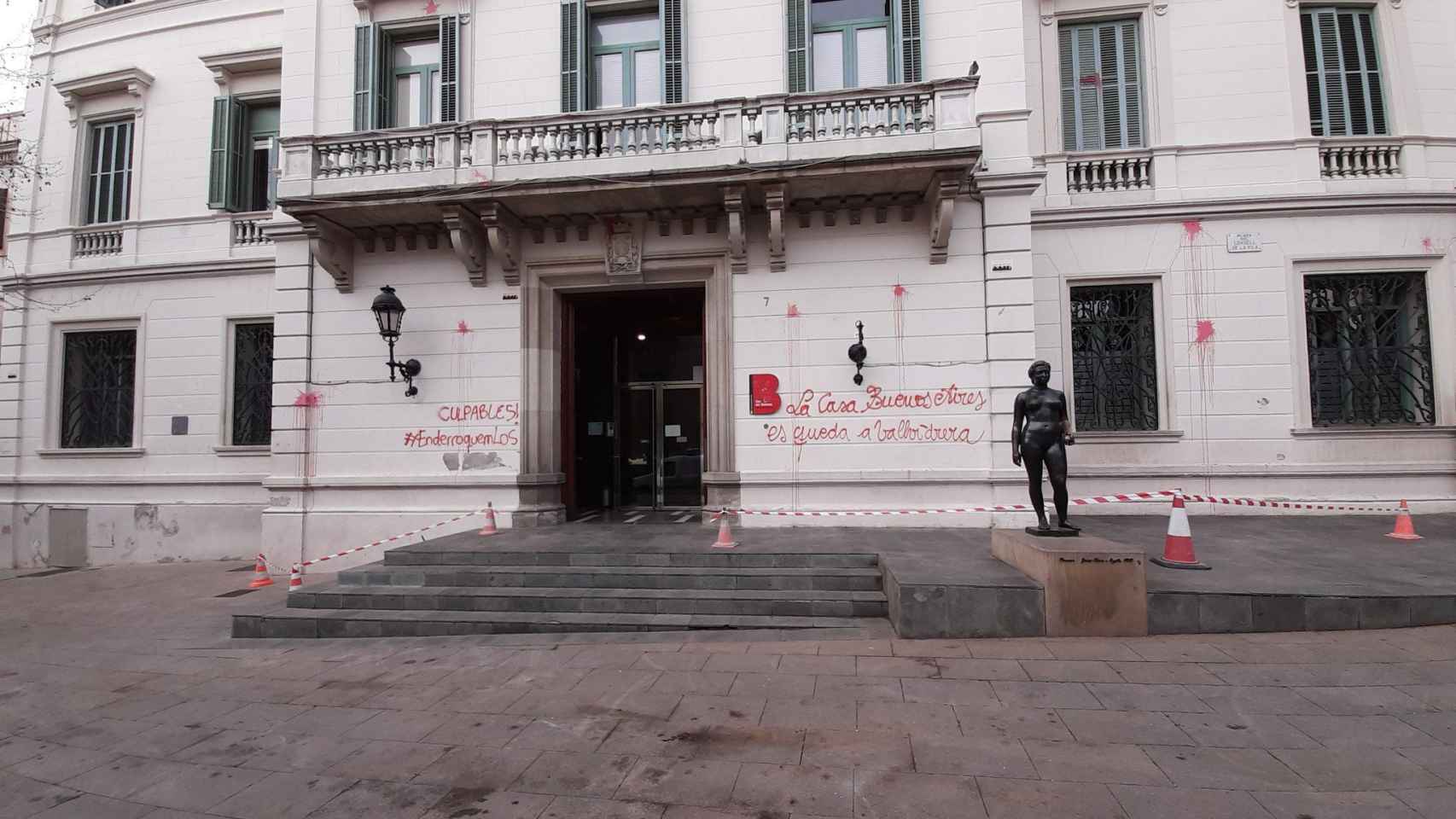 La sede del distrito de Sarrià-Sant Gervasi, llena de pintadas / TWITTER ALBERT GUIVERNAU