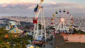 Panorámica del parque de atracciones Tibidabo con Barcelona de fondo