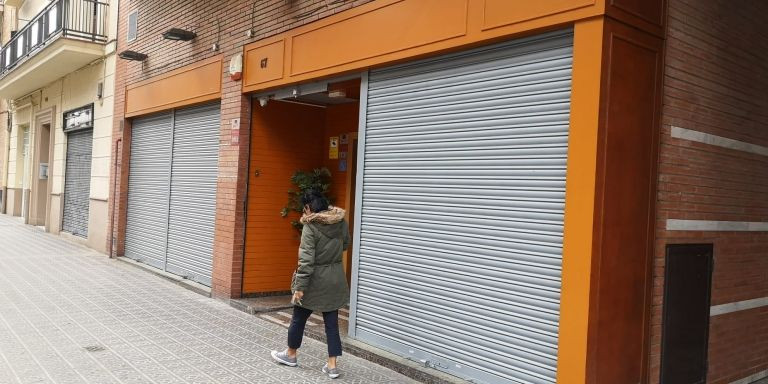 Entrada del club de cannabis de la calle Marquès de Sentmenat, en Les Corts / G.A