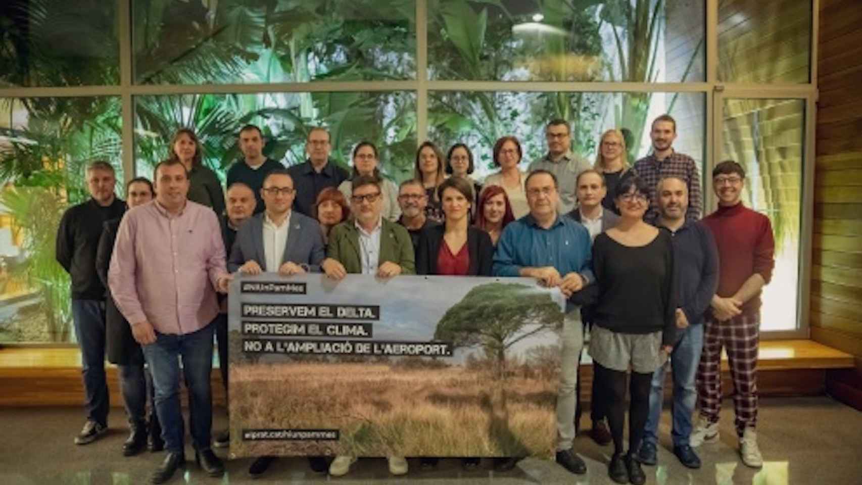 Imagen de los 25 concejales de El Prat posando contra la ampliación de la tercera pista del Aeropuerto / AJ. EL PRAT