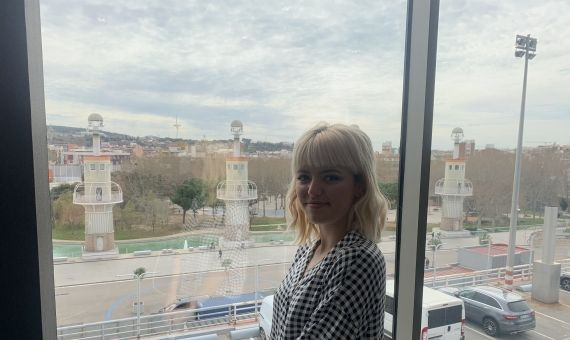 Alba Reche junto a la panorámica de Montjuïc en Barcelona / BMAGAZINE