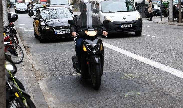 Un motociclista circula por el carril bus y taxi en Barcelona / LENA PRIETO