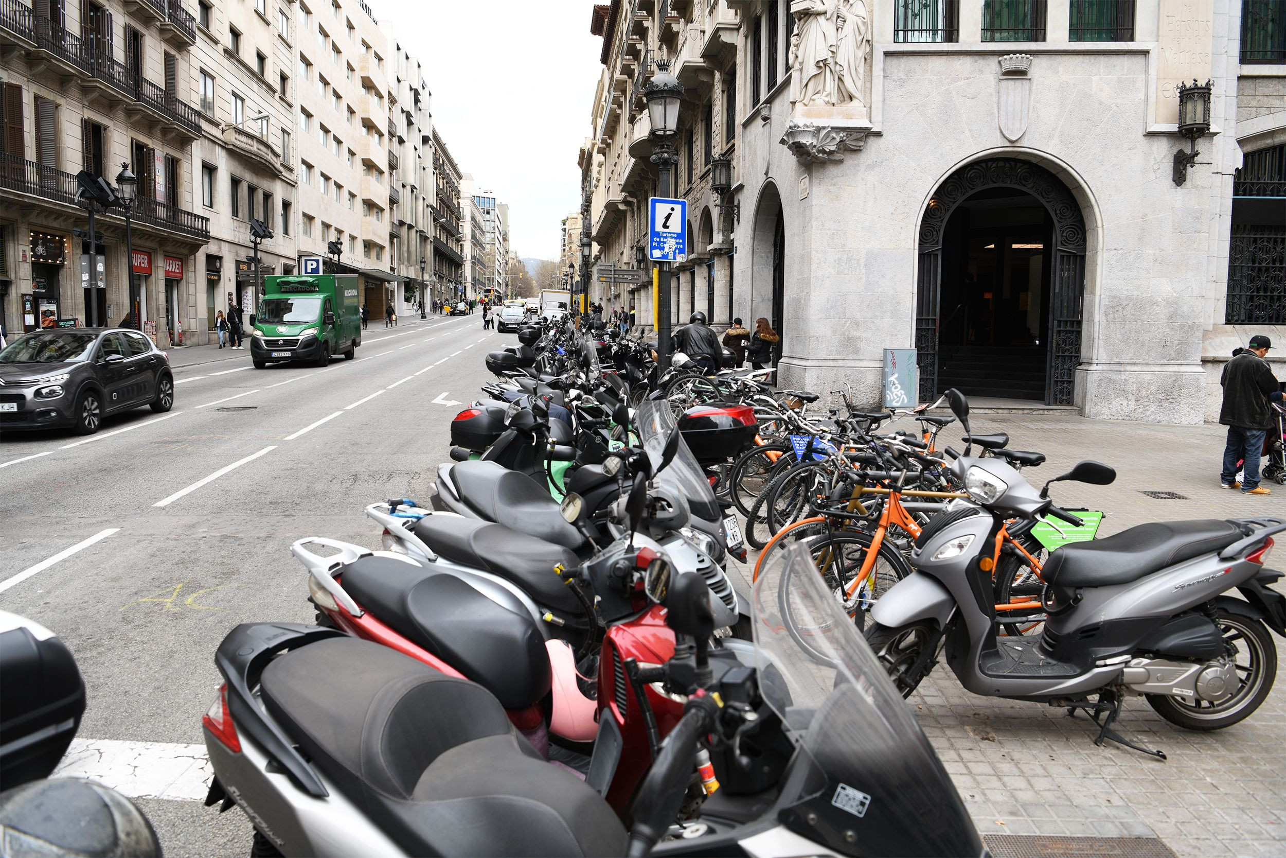 Motos aparcadas en la Via Laietana / LENA PRIETO