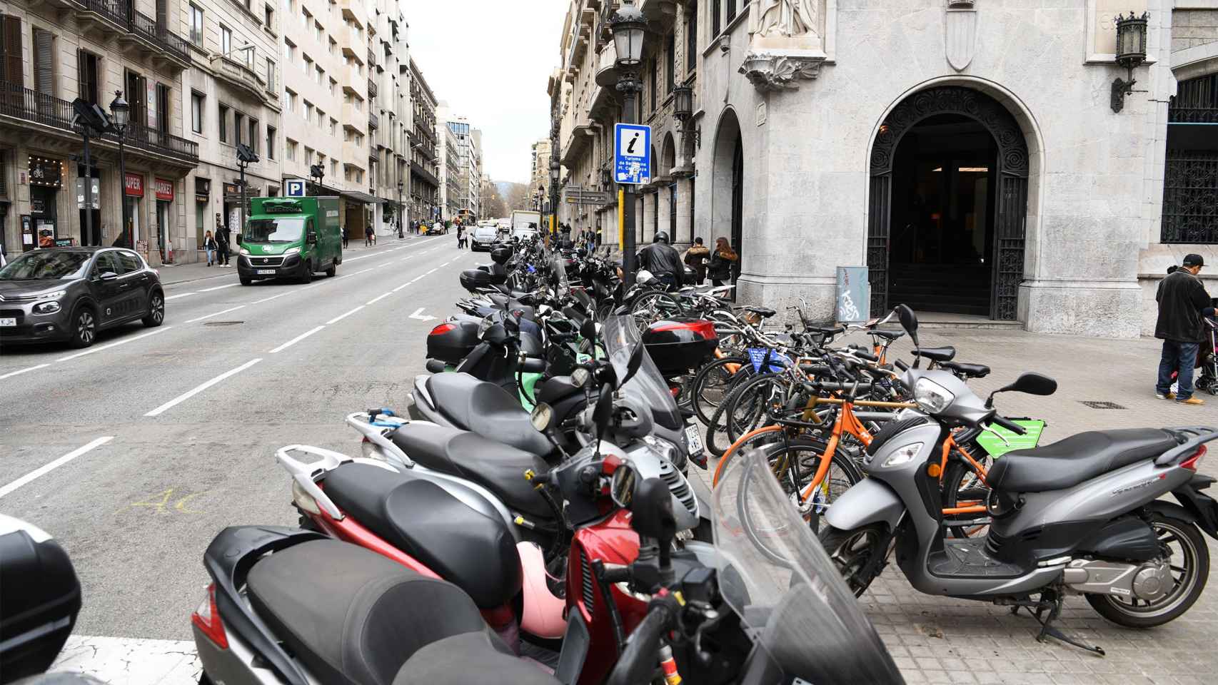 Motos estacionadas en la Via Laietana de Barcelona / LENA PRIETO