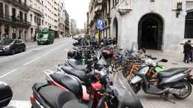 Motos estacionadas en la Via Laietana de Barcelona / LENA PRIETO