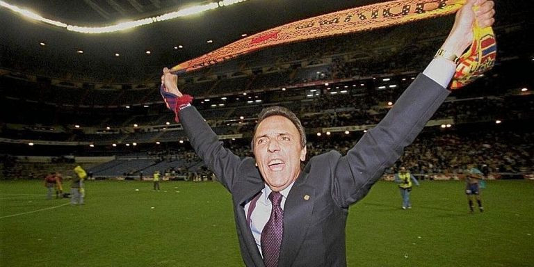 Joan Gaspart, con una bufanda de los Boixos en el Bernabéu tras ganar la Copa del Rey de 1997.