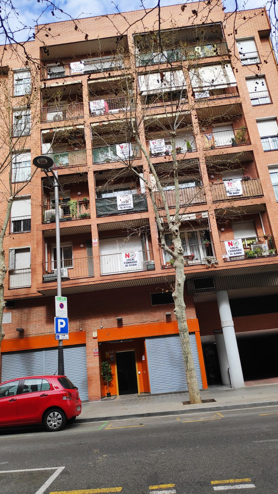 Carteles de protesta contra el club de cánnabis en la calle Marquès de Sentmenat