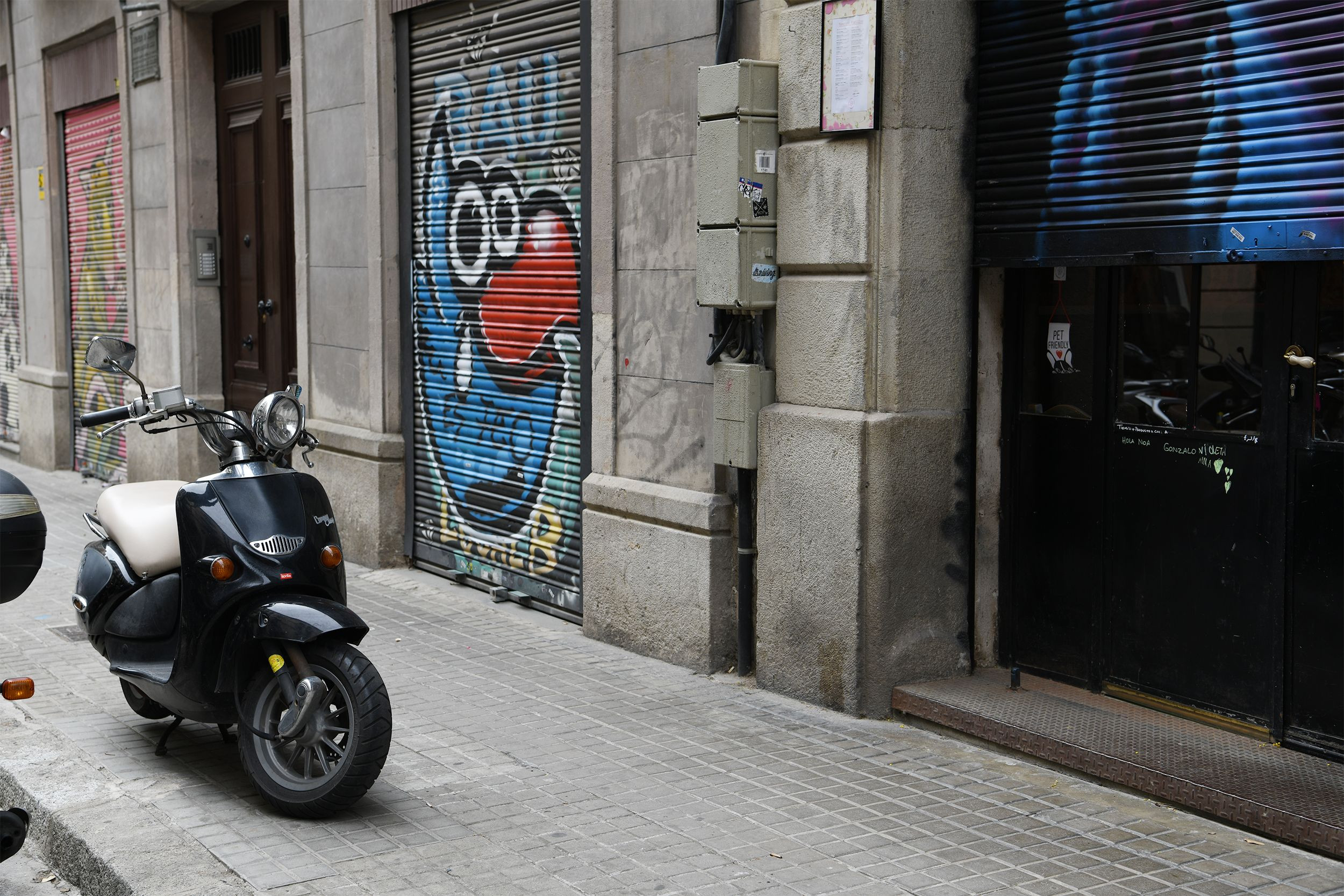 Moto mal estacionada en la calle Trafalgar de Barcelona / LENA PRIETO