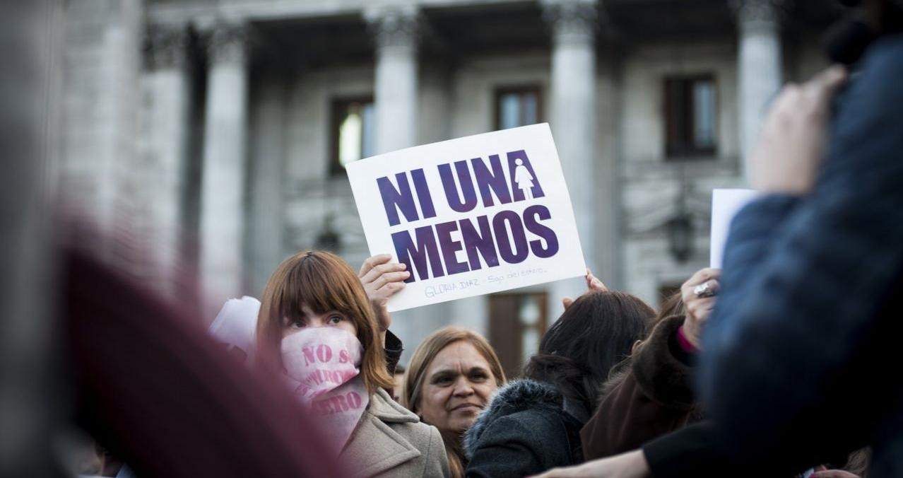 Una mujer levanta un cartel de 'Ni una menos' durante una concentración / EFE