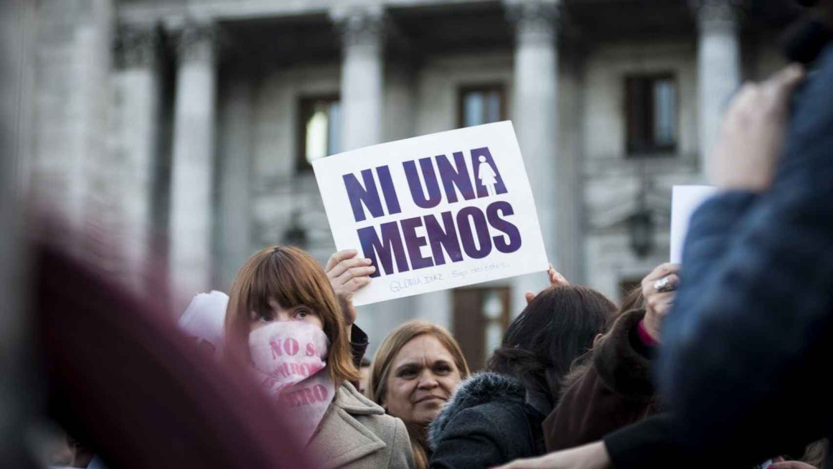 Una mujer levanta un cartel de 'Ni una menos' durante una concentración / EFE