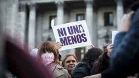 Una mujer levanta un cartel de 'Ni una menos' durante una concentración / EFE