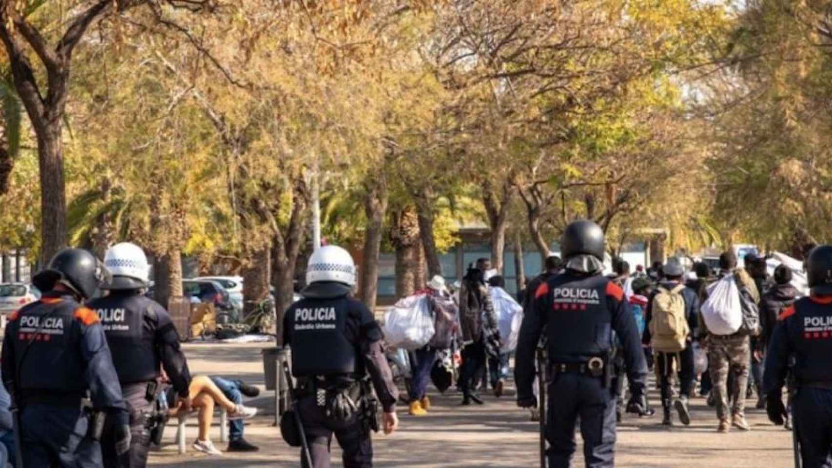 Agentes de la Guardia Urbana y Mossos con unos manteros