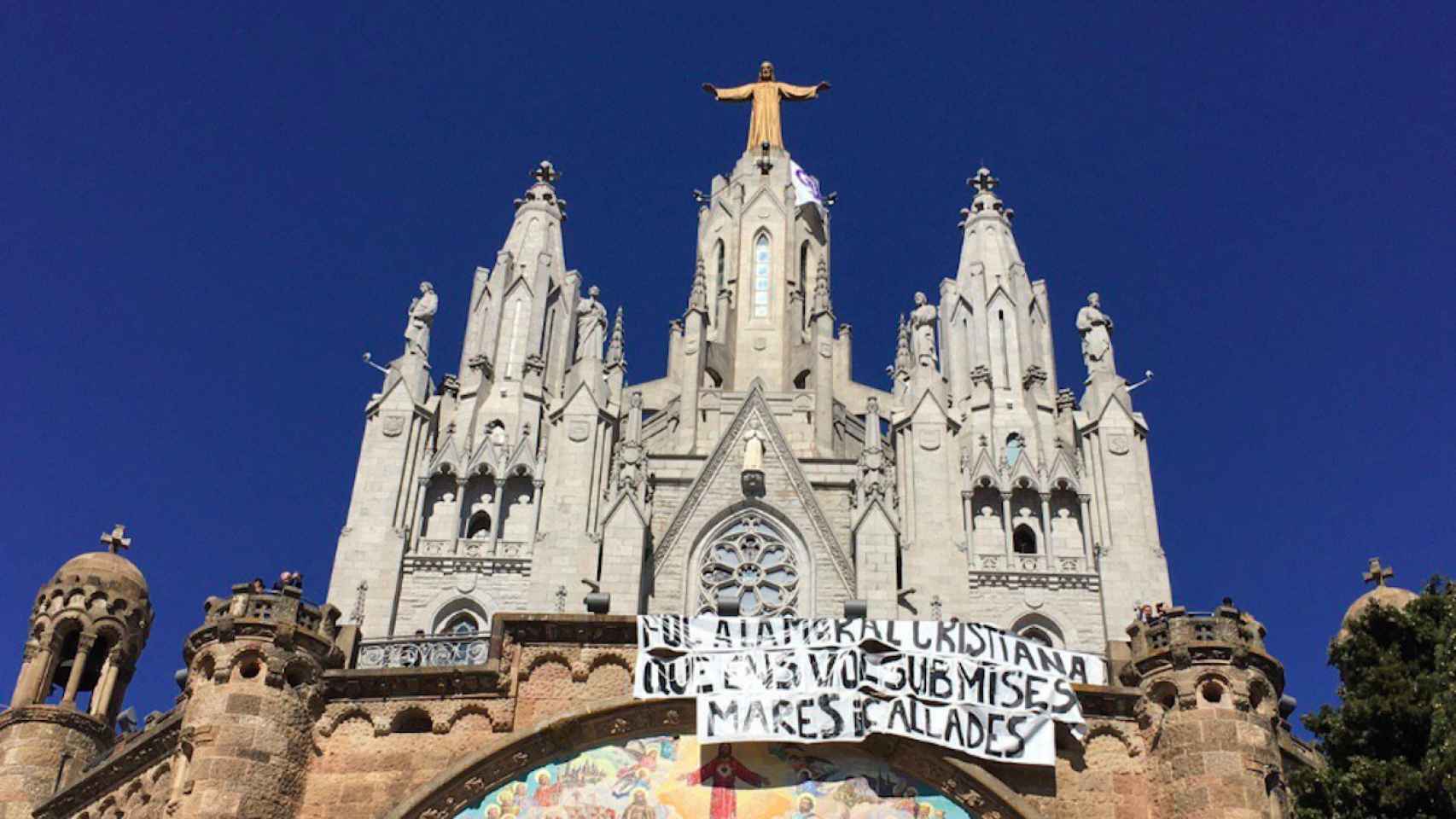 Una imagen del Tibidabo esta mañana con una pancarta colgada por Arran