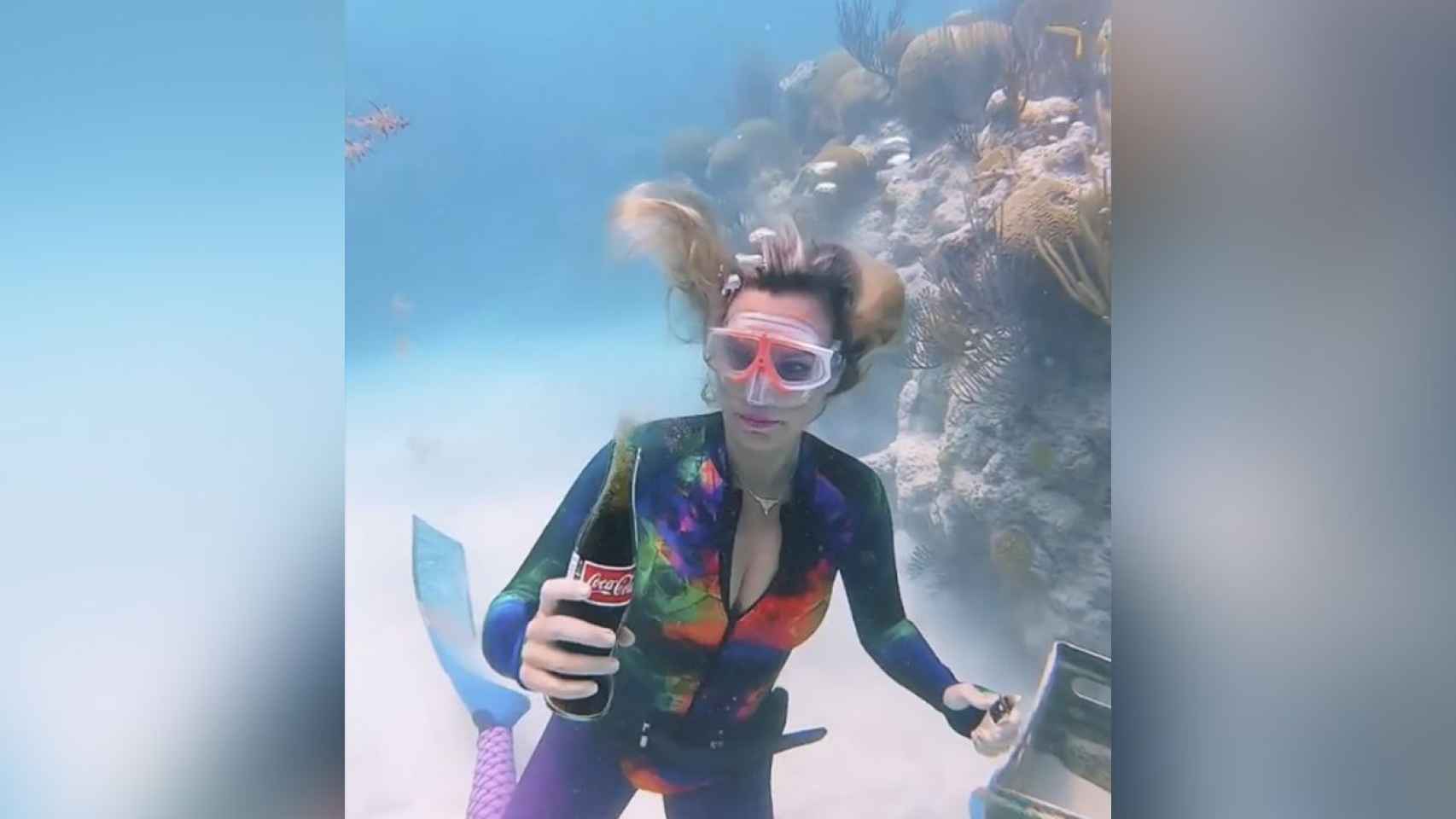 Captura de pantalla del vídeo de la Coca Cola en el fondo del mar / INSTAGRAM