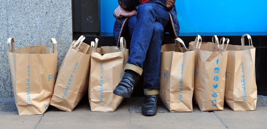 Una clienta de Primark con múltiples bolsas de la tienda