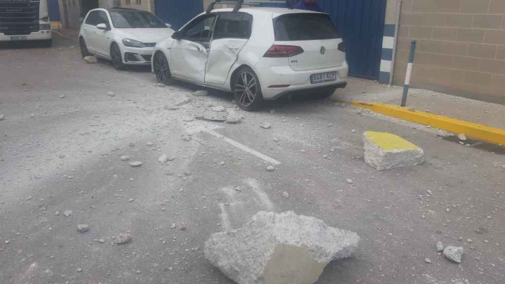 Coche impactado por la explosión en la Verneda