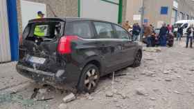 Uno de los coches afectados por la explosión de la empresa química de La Verneda / METRÓPOLI ABIERTA