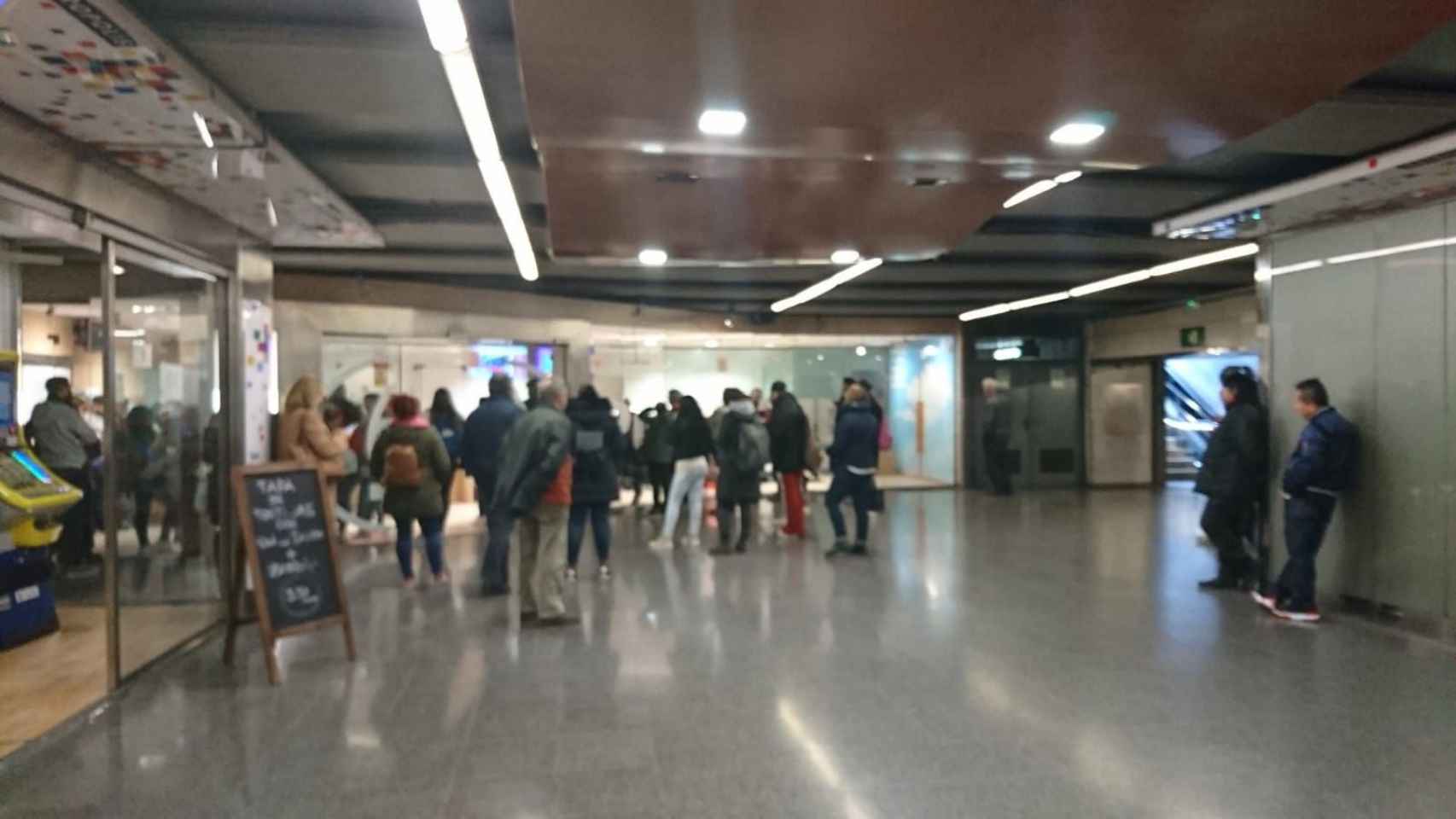 Clientes en la oficina de TMB de Universitat / CGT