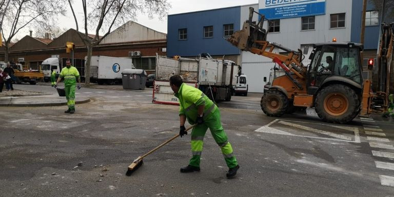 Un barrendero retira los escombros provocados por la explosión en la empresa Proquibasa, en la Verneda / G.A