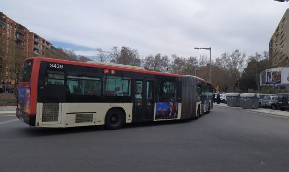 Autobús afectado por la onda expansiva de la explosión / GA