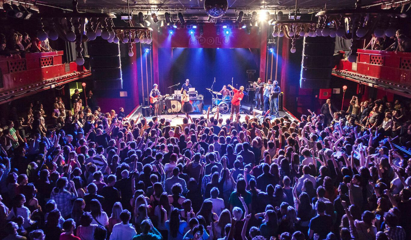 Interior de la Sala Apolo de Barcelona durante un concierto